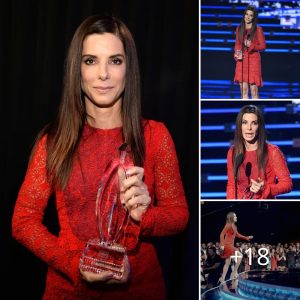 Sandra Bullock acknowledges working moms and expresses gratitude to the world in a speech suggested by her kids, as she is voted Favorite Movie Actress at the People’s Choice Awards in LA.